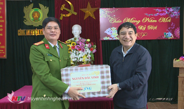 Bí thư Tỉnh ủy Nguyễn Đắc Vinh tặng quà Tết cán bộ, chiến sỹ Công an huyện Kỳ Sơn.