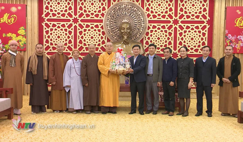 Chủ tịch UBND tỉnh Thái Thanh Quý đón nhận tình cảm của 