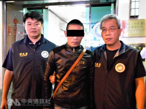 Một trong các nghi phạm bị Cơ quan Di trú Đài Loan bắt giữ.