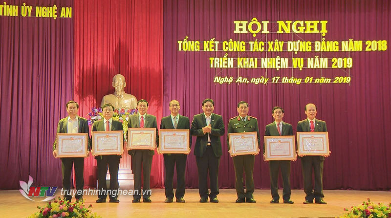 Bí thư Tỉnh ủy Nguyễn Đắc Vinh trao bằng khen cho các Chi bộ.