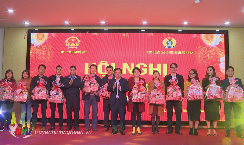 Phó Chủ tịch UBND tỉnh Huỳnh Thanh Điền và lãnh đạo Liên đoàn lao động tỉnh tặng quà cho các doanh nghiệp.