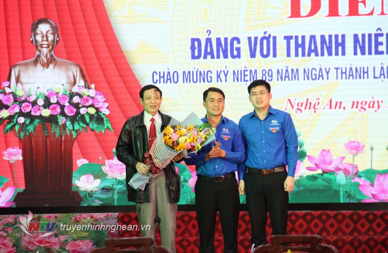Tuổi trẻ Đoàn Khối Các cơ quan tỉnh tặng hoa chúc mừng Đảng ủy Khối Các cơ quan tỉnh nhân dịp kỷ niệm 89 năm ngày thành lập Đảng Cộng sản Việt Nam. 