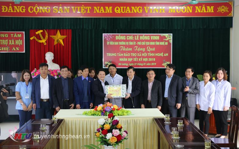 Phó Chủ tịch UBND tỉnh Lê Hồng Vinh chúc và tặng quà Tết cán bộ, nhân viên Trung tâm Bảo trợ xã hội tỉnh.
