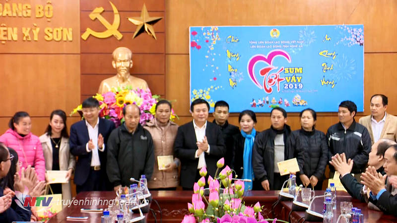 Bí thư Trung ương Đảng Nguyễn Xuân Thắng trao quà Tết cho các đoàn viên công đoàn có hoàn cảnh khó khăn.