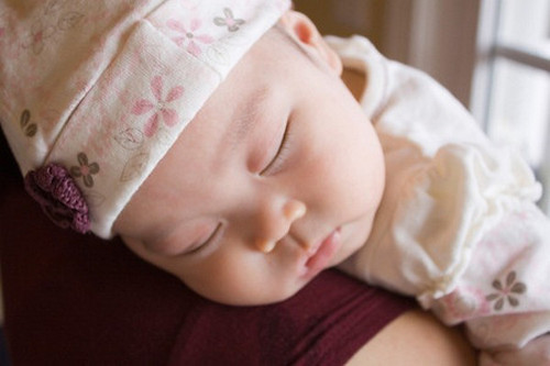 Trong ngày, cha mẹ cần tranh thủ thời gian để sắp xếp những giấc ngủ hoặc khoảng nghỉ ngơi ngắn cho bé.