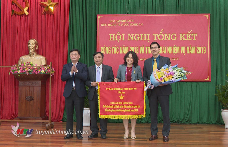 Chủ tịch UBND tỉnh Thái Thanh Quý trao cờ thi đua của UBND tỉnh cho Kho bạc Nhà nước