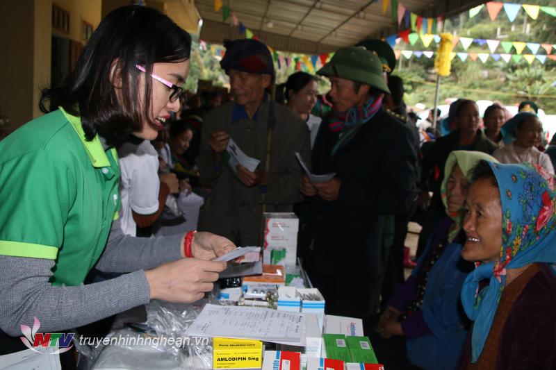 Khám và cấp thuốc miễn phí cho người dân trên địa bàn xa Đoọc Mạy, huyện Kỳ Sơn.