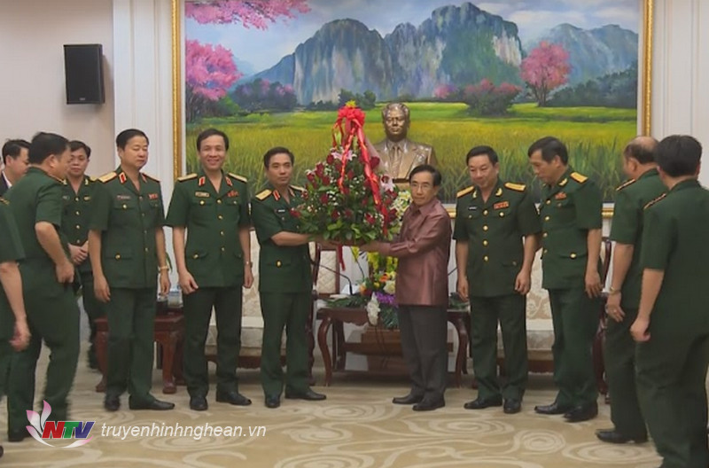 Bộ tư lệnh QK4 chúc mừng Thường trực Ban Bí thư, Phó Chủ tịch nước Lào nhân ngày thành lập QĐND