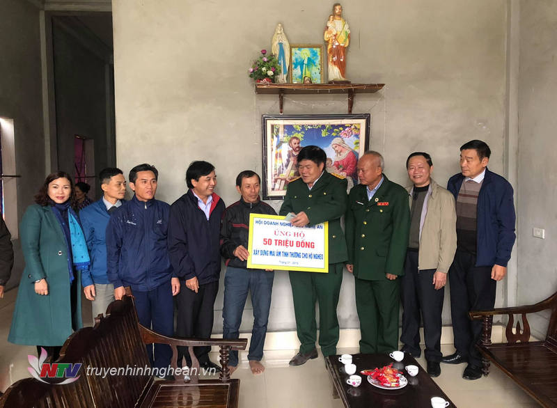 Đài PT-TH Nghệ An và Hội doanh nghiệp CCB tỉnh trao tiền hỗ trợ làm nhà ở cho hộ nghèo Quỳnh Lưu
