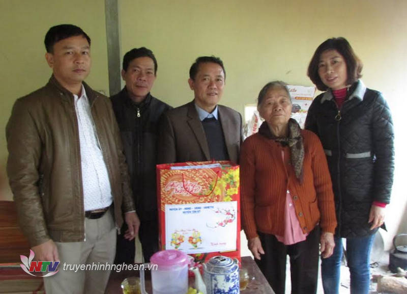 Lãnh đạo huyện Tân Kỳ trao quà Tết cho các gia đình chính sách.