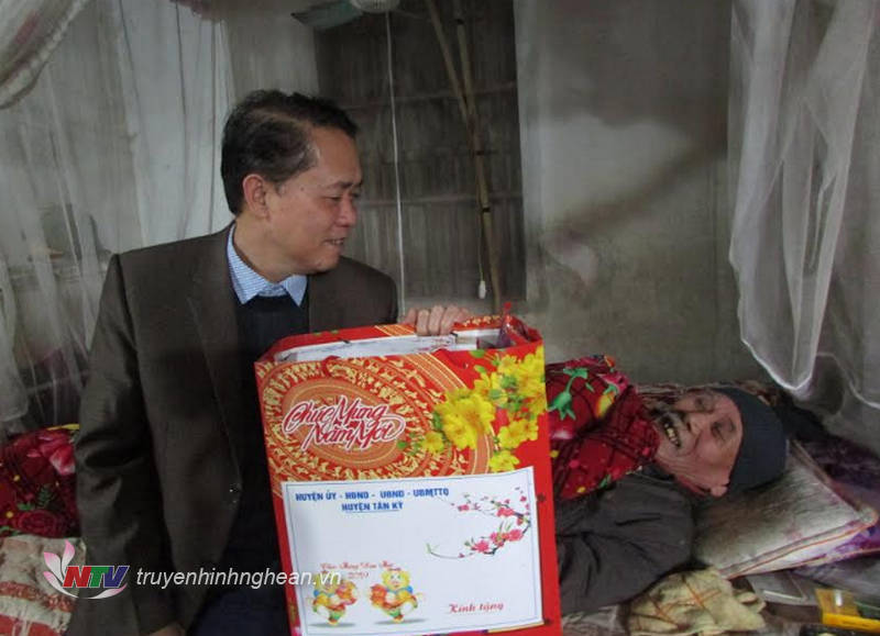 đ/c Trịnh Hữu Thành cùng đoàn đã đến thăm và tặng quà cho gia đình bà Nguyễn Thị Lan ở xóm 5 xã Nghĩa Hợp là vợ liệt sỹ Nguyễn Duy Năm. 