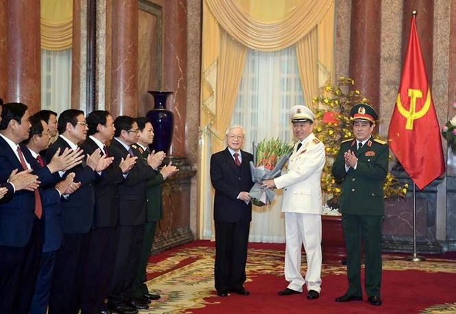 Tổng Bí thư, Chủ tịch nước Nguyễn Phú Trọng chúc mừng đồng chí Tô Lâm.