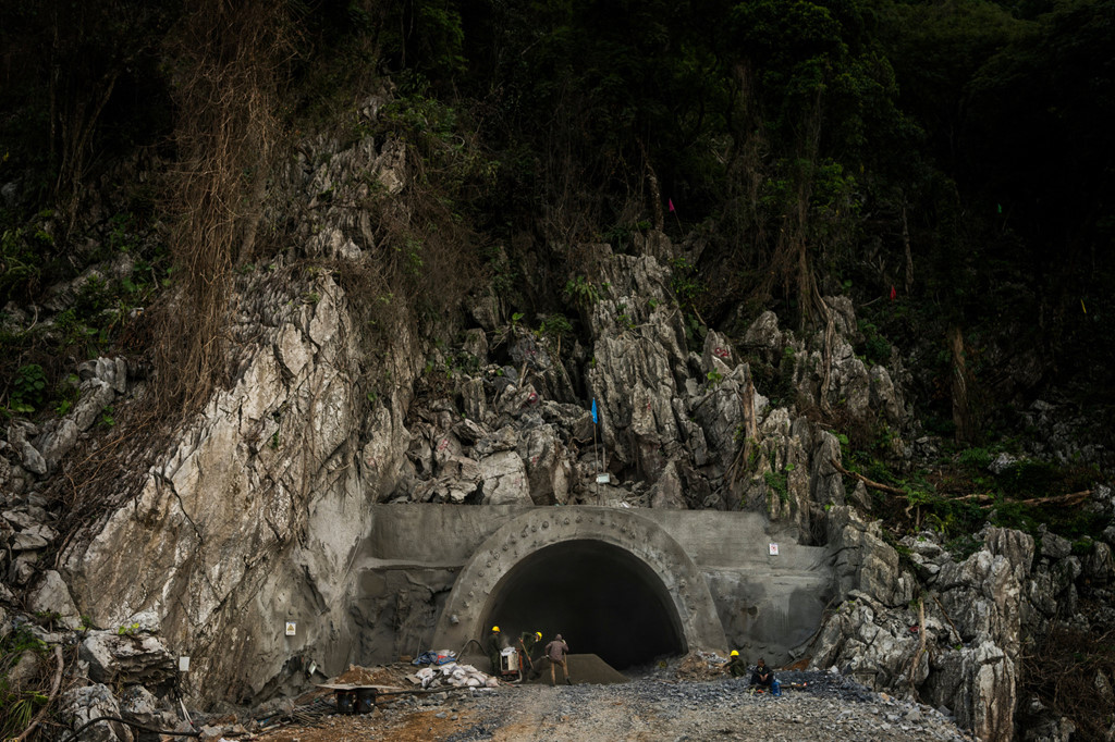 Các công nhân Trung Quốc tham gia xây dựng đường hầm xuyên núi tại Vang Vieng, Lào, một phần trong dự án đường sắt kết nối 8 quốc gia châu Á trị giá 6 tỷ USD.
