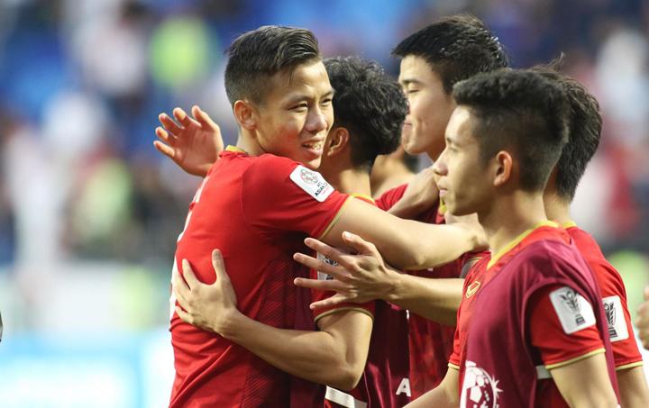 Cầu thủ Việt Nam ôm nhau mừng, sau khi đoạt vé vào tứ kết.