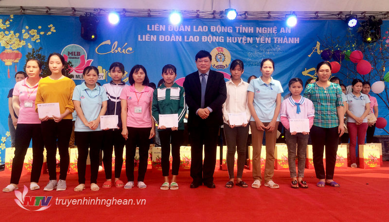 Đồng chí Nguyễn Thế Kỷ trao học bổng cho con 