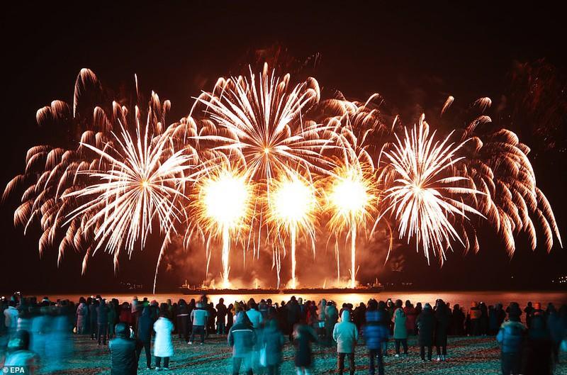 Người dân và du khách chiêm ngưỡng màn bắn pháo hoa đặc sắc tại bãi biển Yulpo ở Yulpo, Hàn Quốc.