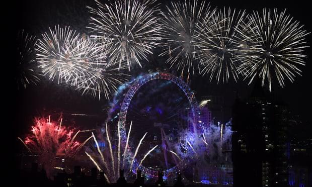 Cũng giống như mọi năm, khu vực London Eye là tâm điểm của sự chú ý trong các hoạt động chào đón năm mới với màn trình diễn pháo hoa vô cùng ấn tượng