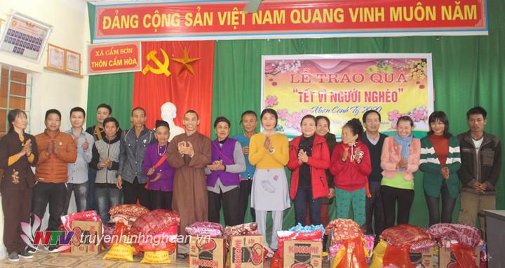 Đoàn trao quà Tết cho các hộ có hoàn cảnh khó khăn trên địa bàn huyện Anh Sơn.