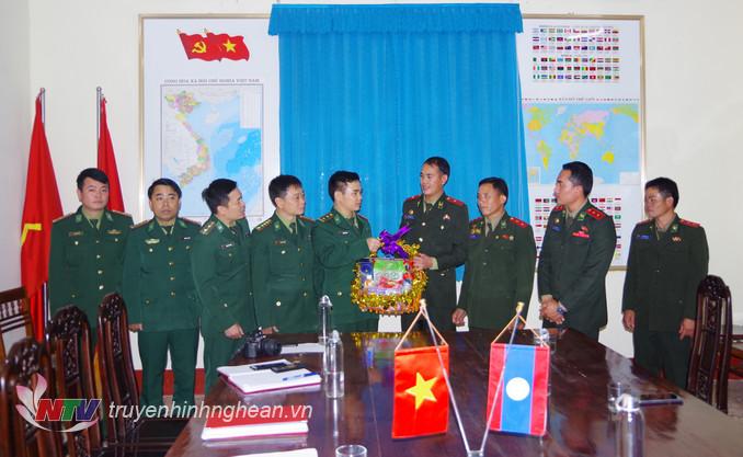 Đại đội Biên phòng tỉnh Hủa Phăn (Lào) chúc Tết các Đồn Biên phòng Nghệ An