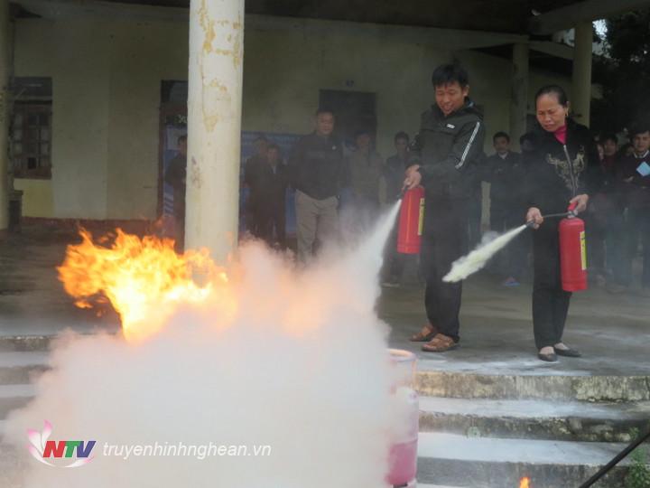 Các học viên thực hành kỹ năng xử lý đám cháy.