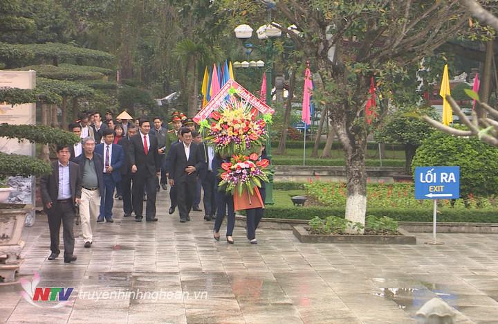 Nguyên Chủ tịch nước Trương Tấn Sang dâng hương tưởng niệm Chủ tịch Hồ Chí Minh