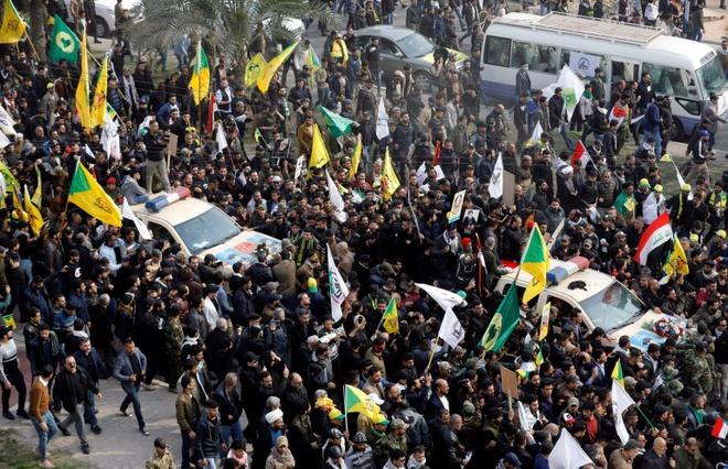 Người dân đổ ra đường trong đám tang tại Baghdad của Thiếu tướng Qassem Soleimani, người đứng đầu Lực lượng Quds tinh nhuệ.