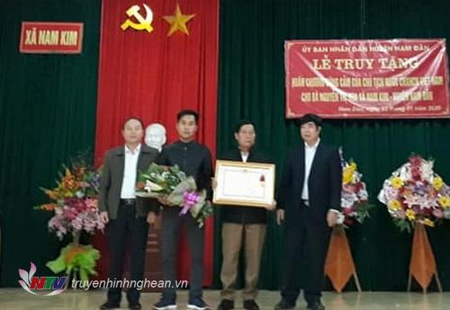 Truy tặng huân chương dũng cảm cho người dân tham gia chữa cháy rừng ở Nam Đàn