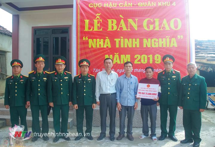 Cục Hậu cần Quân khu trao hỗ trợ cho gia đình ông Phan Văn Thư làm nhà ở