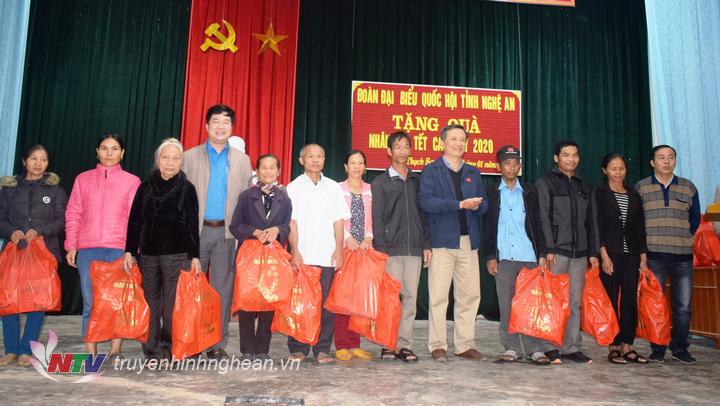 Phó Chủ nhiệm Ủy ban KHCN và MT Quốc hội Lê Quang Huy tặng quà Tết tại Anh Sơn, Đô Lương