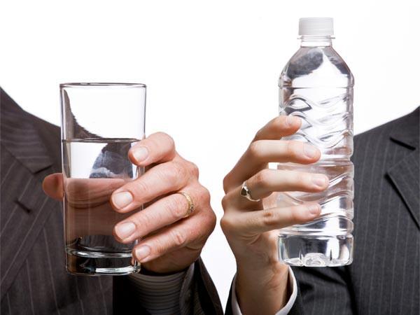 Uống đủ nước: Theo nghiên cứu, lượng nước mà mỗi phụ nữ nên uống trong một ngày là khoảng 2 lít, còn nam giới là 3 lít. Bạn không chỉ cần uống đủ nước, mà còn cần uống nước đều đặn trong suốt cả ngày.