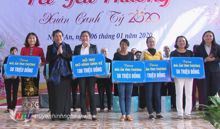 Phó Chủ tịch Thường trực Quốc hội Tòng Thị Phóng và Chủ tịch Hội Liên hiệp Phụ nữ Việt Nam Nguyễn Thị Thu Hà trao kinh phí hỗ trợ xây dựng mái ấm tình thương. 