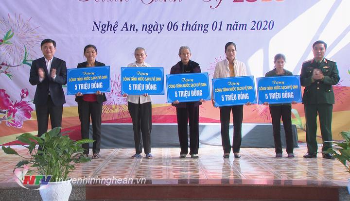 Chủ tịch UBND tỉnh Nghệ An Thái Thanh Quý và Trung tướng Nguyễn Doãn Anh - Tư lệnh Quân khu 4 trao tặng kinh phí xây dựng 5 công trình nước sạch, vệ sinh cho 5 hộ gia đình.