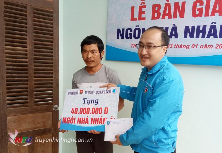 Đại diện thị đoàn Thái Hòa trao số tiền 40 triệu đồng hỗ trợ gia đình anh Vũ Ngọc Dy xây dựng nhà ở. 