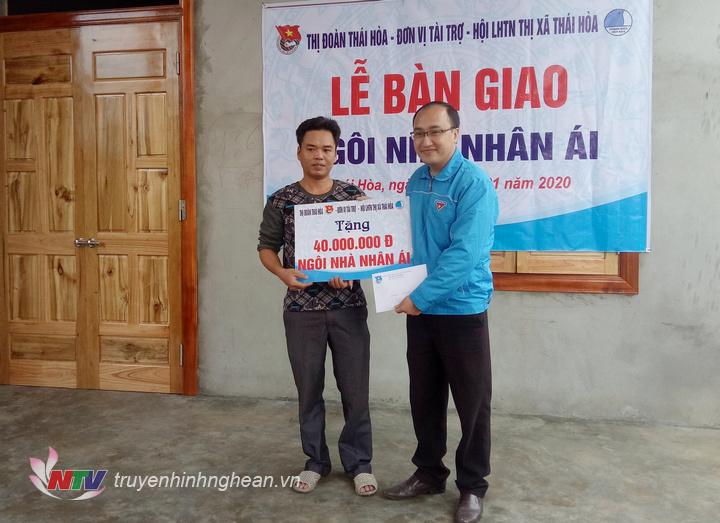 Đại diện thị đoàn Thái Hòa trao số tiền 40 triệu đồng hỗ trợ gia đình Vũ Văn Lam xây dựng nhà ở.