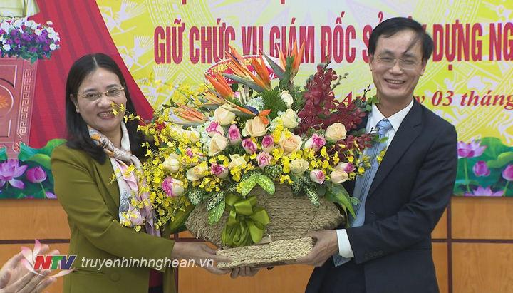Phó Chủ tịch HĐND tỉnh Cao Thị Hiền tặng hoa chúc mừng đồng chí Lê Trường Giang.