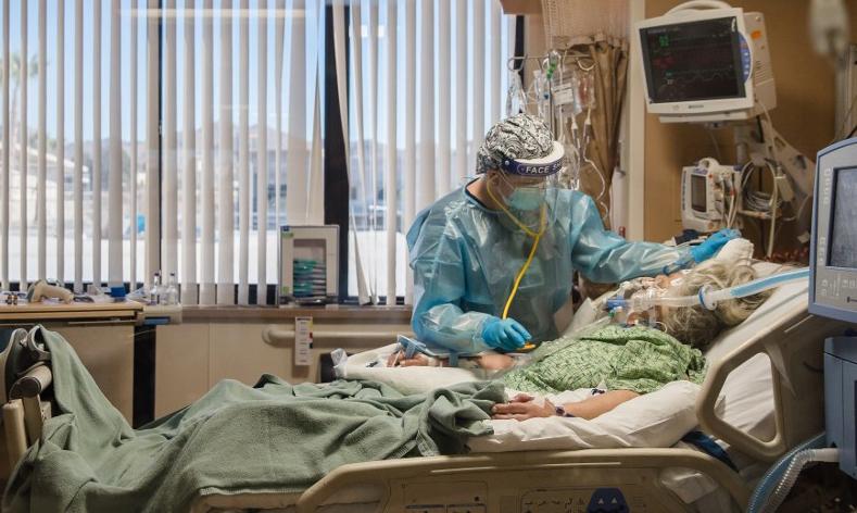 Y tá chăm sóc bệnh nhân Covid-19 trong phòng điều trị tích cực tại Trung tâm Y tế Dự phòng St. Mary, Apple Valley, bang California, Mỹ, hôm 11/1. Ảnh: AFP.