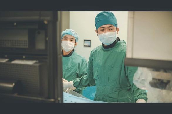 Bác sĩ Huỳnh Hữu Danh (khoa ngoại thần kinh Bệnh viện Nhi đồng thành phố) xử trí túi phình mạch não cho bé trai 3 tuổi, tránh nguy cơ vỡ, xuất huyết và đột quỵ lần nữa - Ảnh: Bệnh viện cung cấp