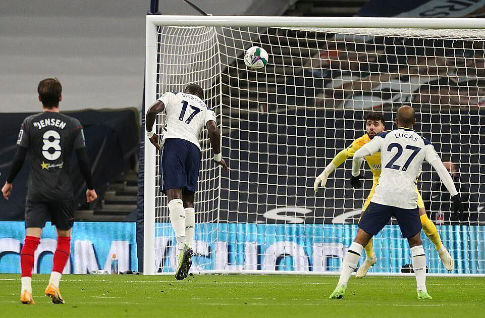 Sissoko đánh đầu mở tỷ số cho Tottenham ở phút 12. Đây là bàn đầu tiên của anh mùa này. Ảnh: DM.