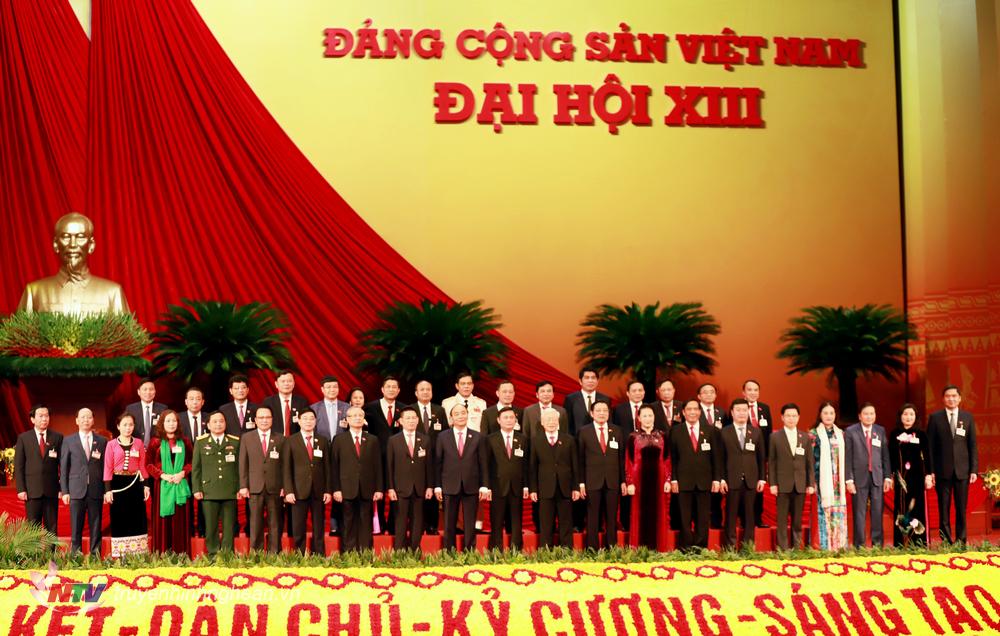 Đoàn đại biểu tỉnh Nghệ An chụp ảnh lưu niệm cùng Tổng Bí thư, Chủ tịch nước Nguyễn Phú Trọng, 