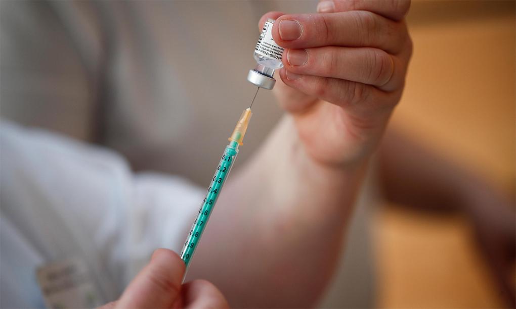 Nhân viên y tế Pháp chuẩn bị một liều vaccine Covid-19 của Pfizer-BioNTech để tiêm tại một trung tâm thể thao ở Taverny, ngày 9/1. Ảnh: Reuters.