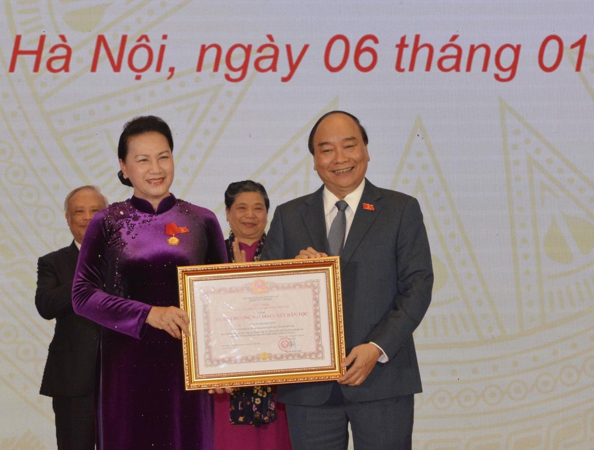 Thủ tướng Chính phủ Nguyễn Xuân Phúc, Chủ tịch Hội đồng Thi đua khen thưởng Trung ương trao tặng huân chương Đại đoàn kết Dân tộc cho Chủ tịch Quốc hội Nguyễn Thị Kim Ngân.
