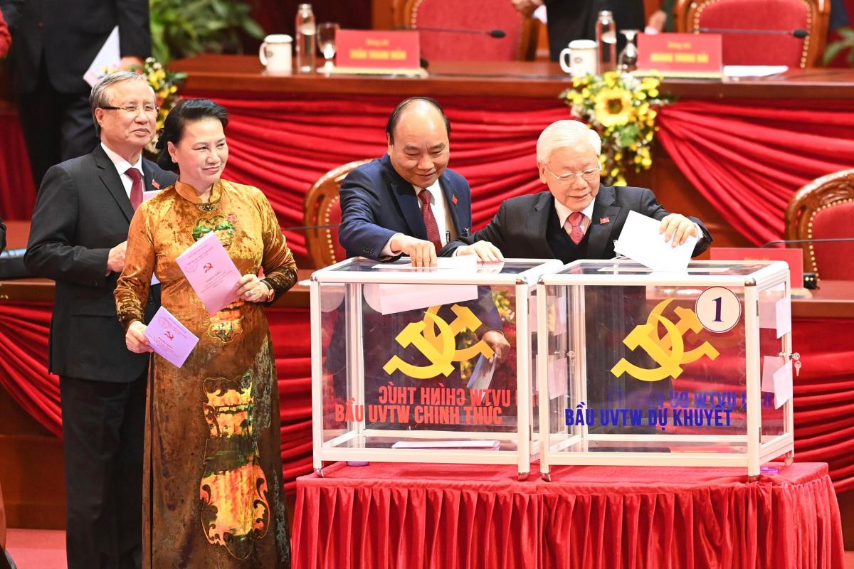 Các đồng chí lãnh đạo Đảng, Nhà nước bỏ phiếu bầu Ban Chấp hành Trung ương khóa XIII.