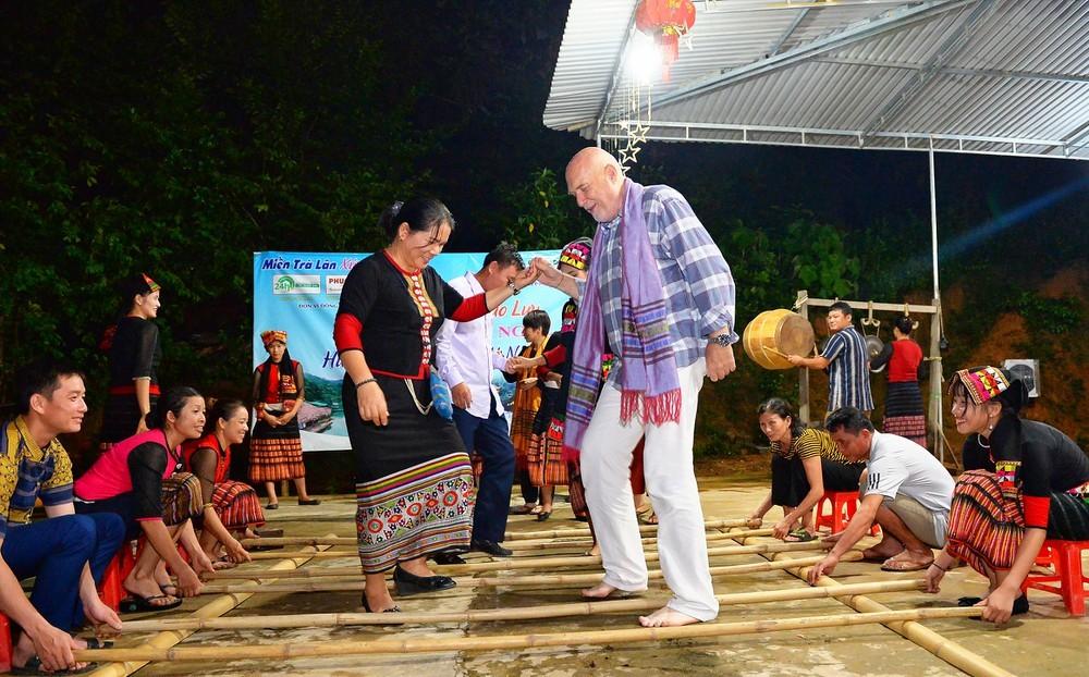 Du khách nước ngoài say sưa với điệu nhảy sạp tại điểm du lịch cộng đồng bản Khe Rạn, xã Bồng Khê ,huyện Con Cuông