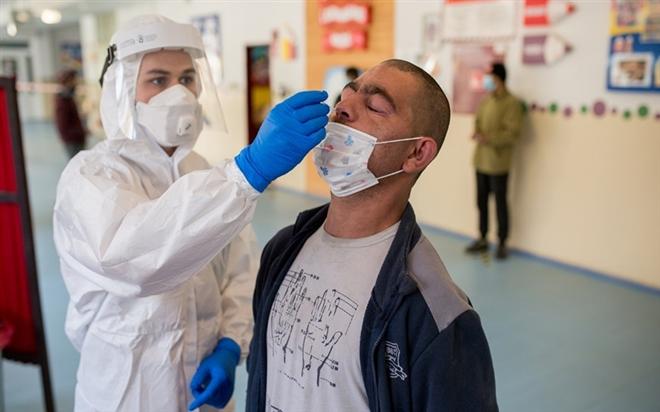 Nhân viên y tế làm xét nghiệm kháng nguyên COVID-19 cho người dân tại Slovakia. (Ảnh: Getty Images)