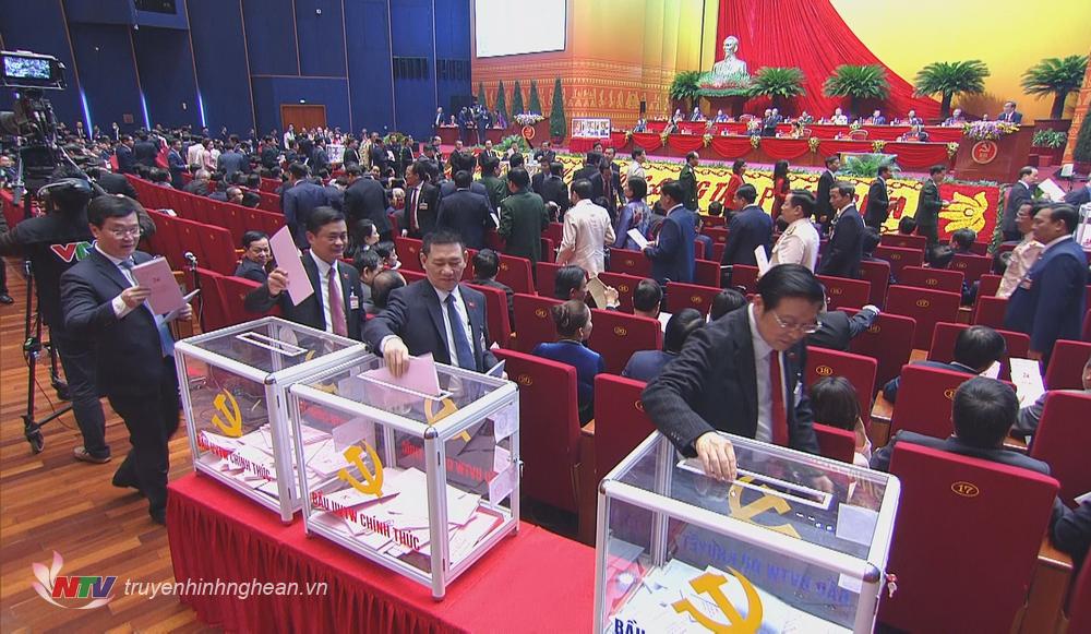 Các đại biểu tỉnh Nghệ An bỏ phiếu tại Đại hội.