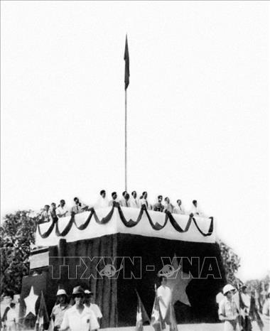 Ngày 2/9/1945, tại Quảng trường Ba Đình, Chủ tịch Hồ Chí Minh đọc Tuyên ngôn Độc lập, khai sinh nước Việt Nam Dân chủ Cộng hòa, đưa đất nước bước vào kỷ nguyên mới - kỷ nguyên độc lập dân tộc gắn liền với chủ nghĩa xã hội. Ảnh: Tư liệu