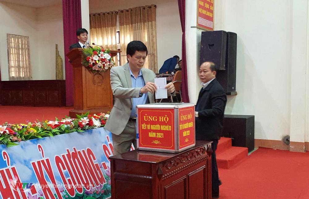 Lãnh đạo huyện Con Cuông ủng hộ Tết vì người nghèo.