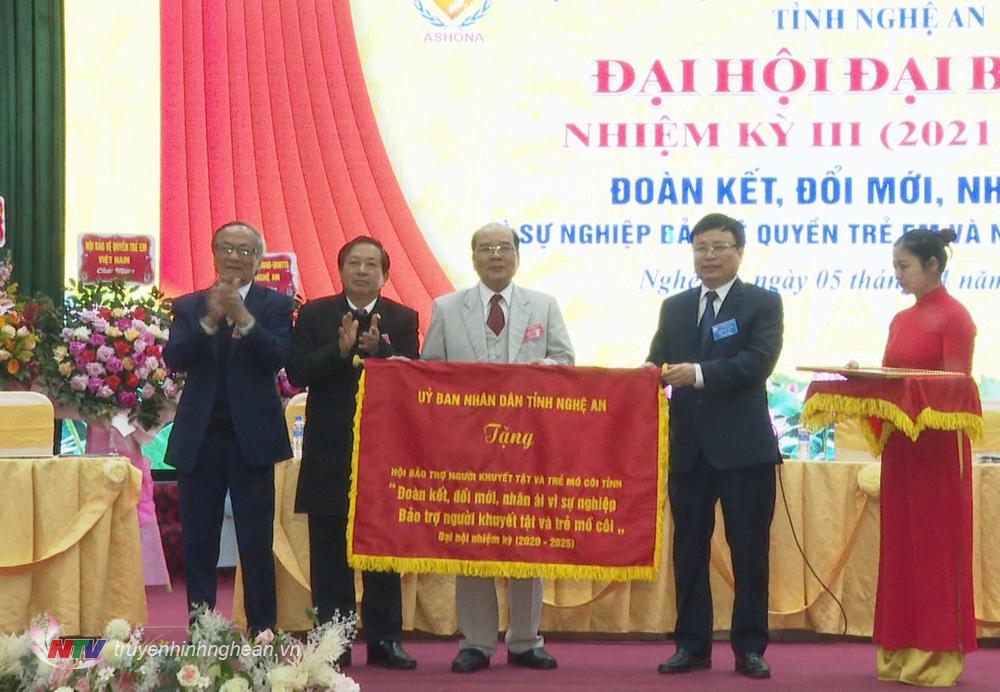 Phó Chủ tịch UBND tỉnh Bùi Đình Long trao bức trướng của UBND tỉnh cho Hội.
