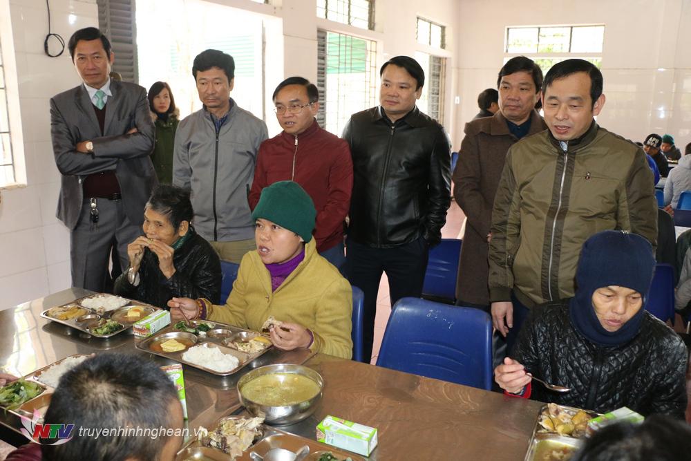 Ban Dân vận Tỉnh uỷ hỗ trợ hàng trăm suất ăn cho các đối tượng thuộc Trung tâm bảo trợ xã hội huyện Đô Lương.