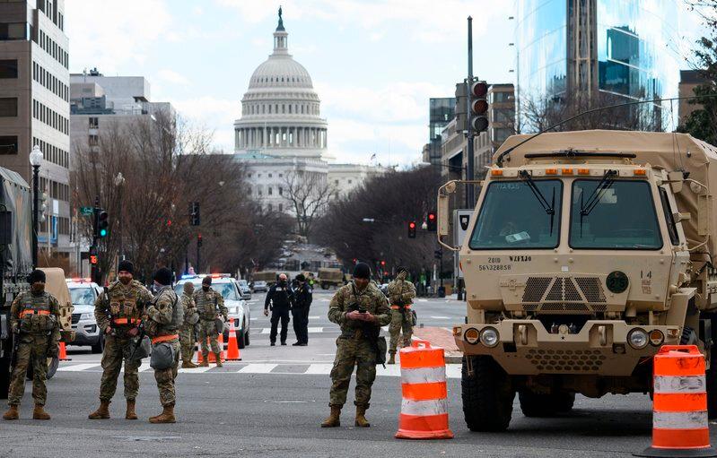 Vệ binh Quốc gia canh gác ở một con phố gần Đồi Capitol hôm 17/1. Ảnh: AFP.